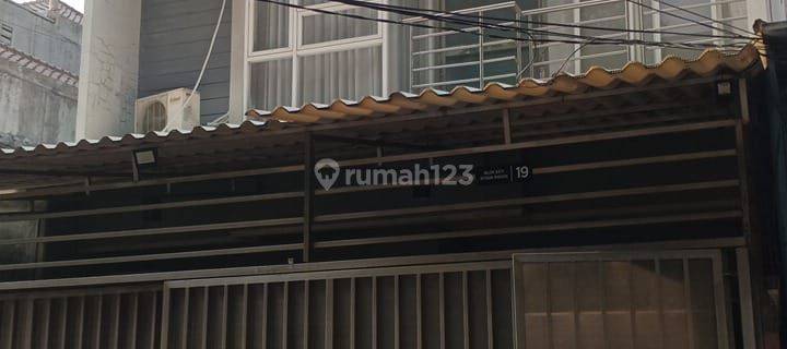 Rumah Taman Ratu 3 Lantai Shm Selatan Jalan 2 Mobil 1