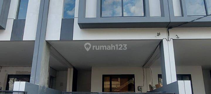 Rumah Taman Ratu 3 Lantai Shm Timur Jalan 3 Mobil 1