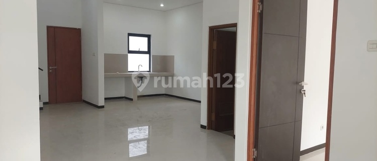 Rumah Baru 2 lantai di Taman holis indah, Bandung 1