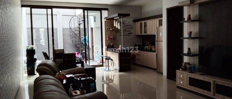 Dijual rumah cantik siap huni, lokasi tengah kota dekat Kurdi ( S ) 1