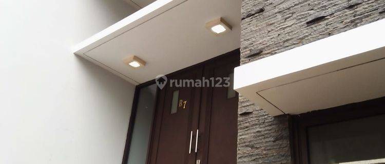 Rumah 3 Lantai,cantik, Nyaman Siap Huni ( Ln/Fh )  1