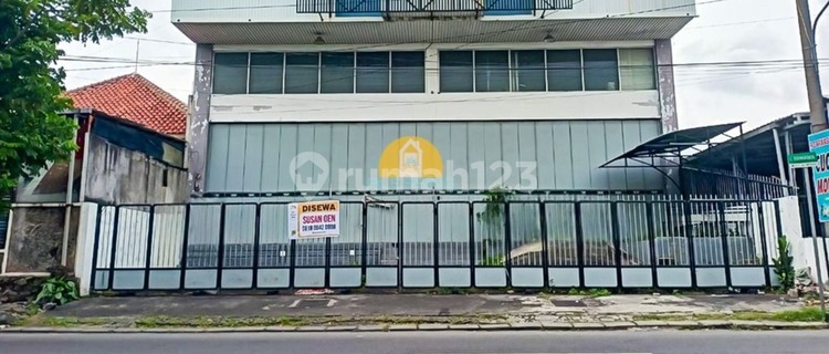 Roadside Business Space in Kedungmundu, Semarang 1