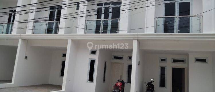 Rumah Murah Carport 2 Lantai Dekat Stasiun Jatinegara Jakarta Timur 1