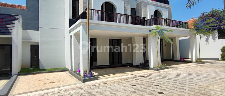 Dijual Rumah Baru 3 Lantai Strategis Dekat Akpol 1