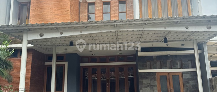 Luxury House in the Center of Sampangan, Semarang City 1