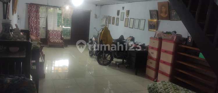 House Needs Minimal Renovation Semi Furnished SHM Pinangsia, West Jakarta 1