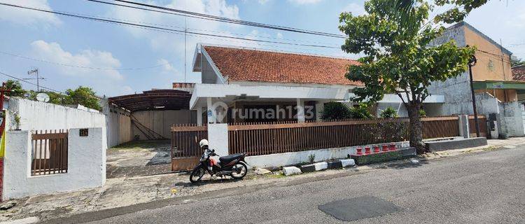 Murah !! Rumah bisa buat office dekat jln Monginsidi Solo  1