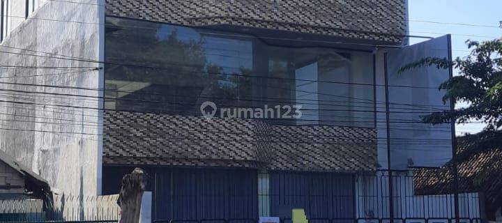 Ruang usaha Bangunan Baru Tiga Lantai Lokasi Ramai Tengah Kota 1