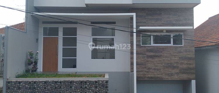 Rumah Modern Bangunan 3 Lantai di Bukit Ligar, City View 1