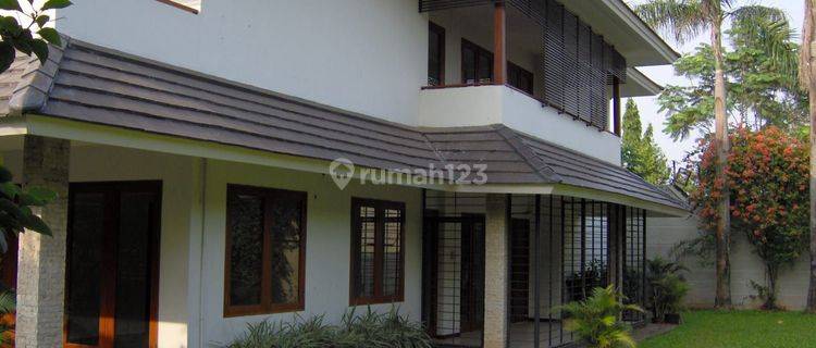 Disewakan rumah semi furnish daerah keb lama , simprug 1