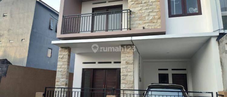 Dijual Rumah Modern Minimalis Dua Lantai Renon 1