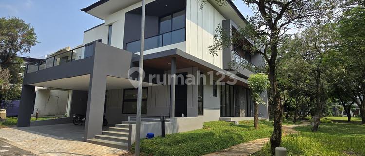 Brand New Foresta BSD City Cluster Giardina Cakeppp Ready to Occupy Land Area: 234 m² Building Area: 337 m² 4+1 Bedrooms 4+1 Bathrooms Carport Fits 3 Cars (width ~9m) PPJB Letter Ready for AJB Selling Points: 1 Powder Room in Family Area, Family Room, Pantry, and Living Space 1