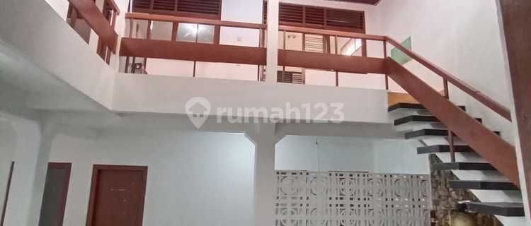 rumah besar sudah di renovasi di sayap gardujati 1