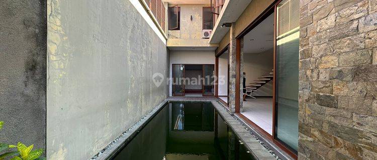 For sale beautiful villa in Kerobokan Badung strategis area  1