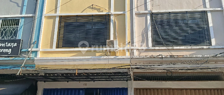 3-Storey Shop House Suitable for Business, Strategic Location 1