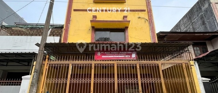 3-Story Well-Maintained Shop House in the Heart of Business on Jl Veteran Utara 1