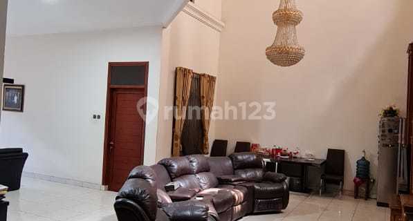 Jual Rumah 2,5 Lantai Tki 3 Dekat ke Jalan Utama 1