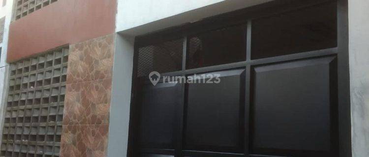 Dijual Rumah Berlokasi Strategis Berbentuk Seperti Ruko Lokasi Menteng 1
