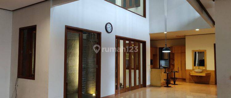 Rumah Bagus Semi Furnished SHM di Setra Duta, Bandung 1