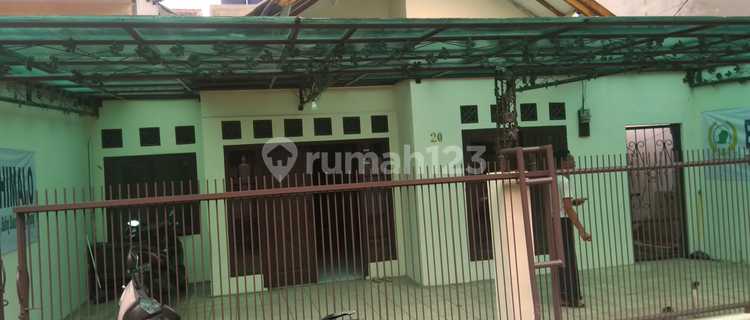 Affordable house in Tebet for only 3.8 billion, fits 2 cars, prime location, close to everything, near a park, negotiable price. 1