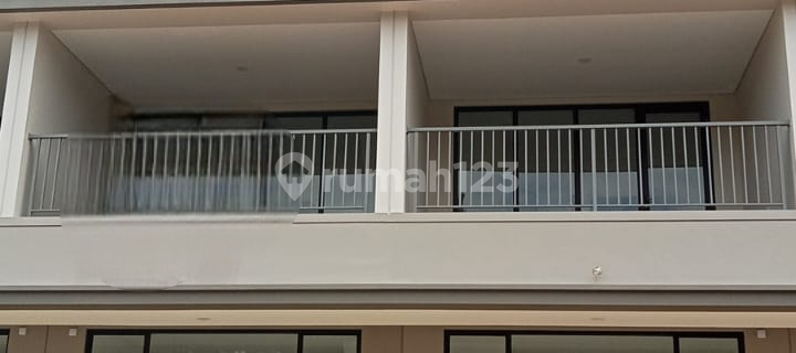 3-Story Shophouse in Good Condition, Ready to Use, Located in Legenda Wisata 1