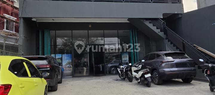 For rent, 3-story row shop house in the center of Bekasi city. 1