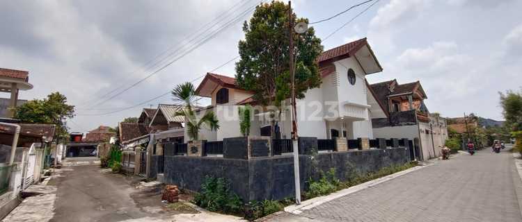For Sale Luxury House in the Zebra Street area, Pedurungan. SHM 1