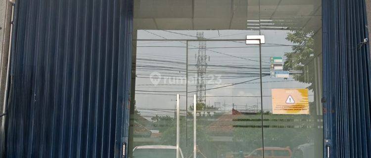 Ruko Strategis 3 Lantai Jalan Raya Besar Siap Pakai 1
