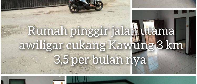 Rumah pinggir jalan utama masuk mobil ada carport nya 1