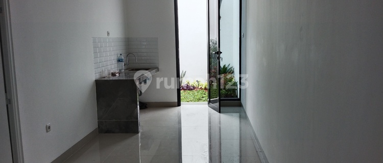 Luxury House in Elite Area Strategic Location 3 Minutes to BPOM Central Jakarta 1