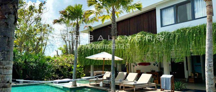 Expansive Coastal Villa With Modern Amenities In Bingin 1