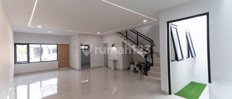 For Sale: 2-Story House in Sutera Flamboyan Alam Sutera with SHM, South Facing 1