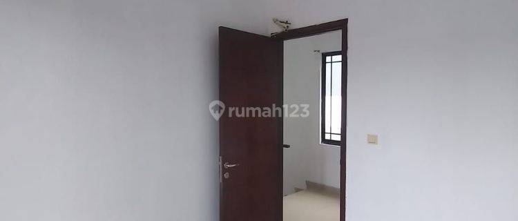 Rumah 2 lantai di Green Lake City Perbatasan Jakarta Barat 1