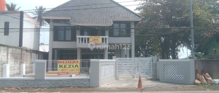 Villa Termurah di Jalan Utama Anyer 2 Lantai SHM 1