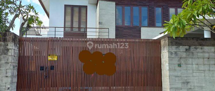 Rumah Villa 2 Lantai View Sawah Semi Furnished di Kerobokan 1