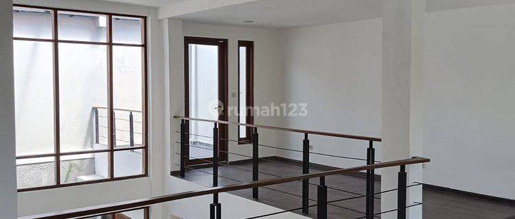 Rumah Luas Dua Lantai Semi Furnished Di Jimbaran 1