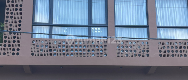 Ready-to-occupy shophouse in a strategic location near an International school. 1