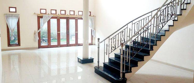 For Rent Rumah Nyaman 2 Lantai di Mainroad Setra Duta 1