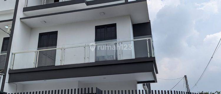 Siap Huni Rumah Hook Mewah Brand New Taman Surya 5 1