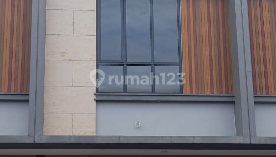 Good Ready-to-Use Ruko for Rent in Legenda Wisata 1