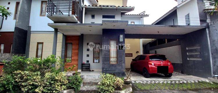 Rumah 2 lantai di Dalam Perum Dekat UGM

 1
