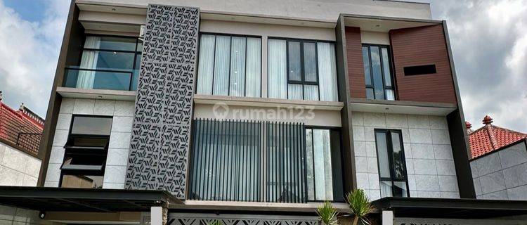 Rumah Mewah Modern Plus Kolam Renang Di Area Elite Istana Dieng 1