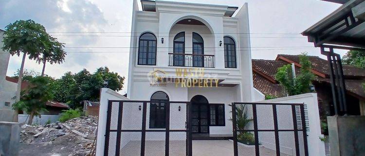 Rumah 2 Lantai Klasik Modern Di Utara Maguwoharjo 1