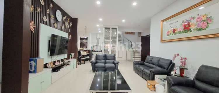 Rumah Luas di Mekar Wangi  Parkiran Besar dan Lokasi Strategis 1