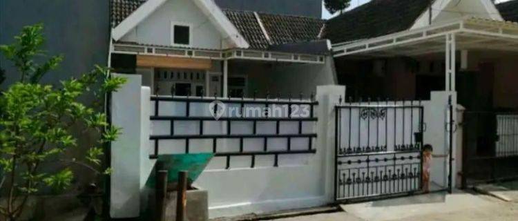 Rumah Medang Lestari Dekat Ke Jalur Utama Depan 1