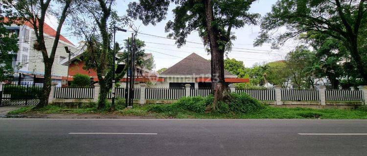 Villa Hook di Jl. Slamet Riyadi Simpang K.h. Dahlan 1