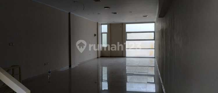 Ready-to-Use 3-Storey Shophouse on Holis Street, Bandung City 1