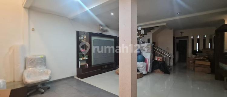 Dijual Rumah Bentuk Kotak Singgasana Pradana 1