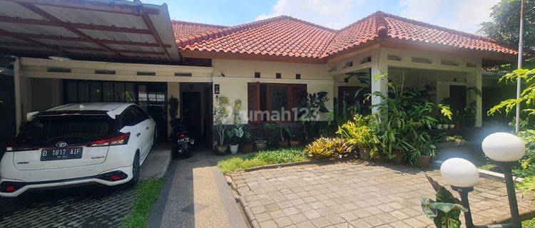 Rumah 2 Lantai Bagus Furnished SHM di Turangga, Bandung 1