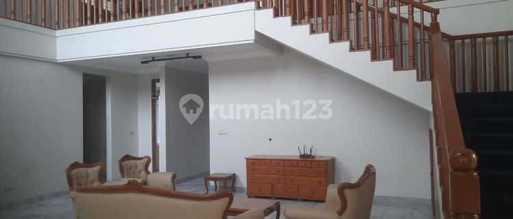 Rumah dengan Halaman Luas Siap Huni di Setrasari 1